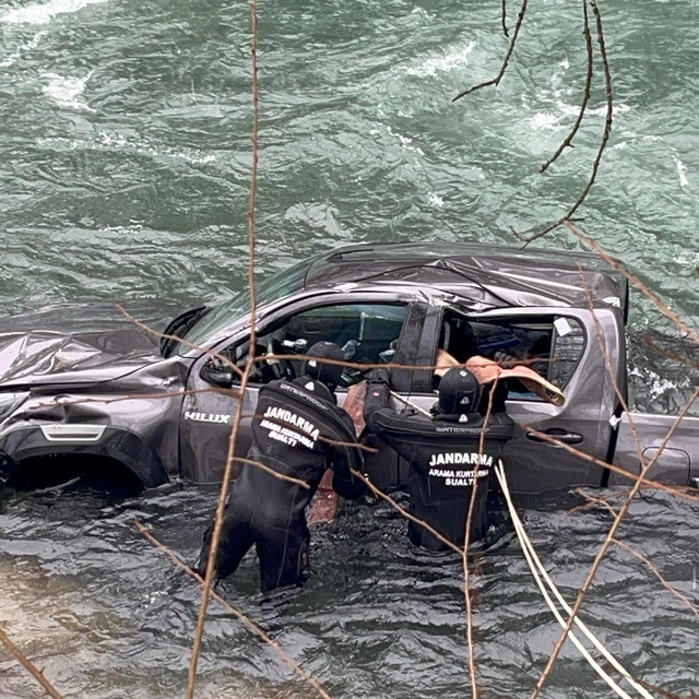Tunceli'de Munzur Çayı'na düşen araçtaki sürücü yaralandı