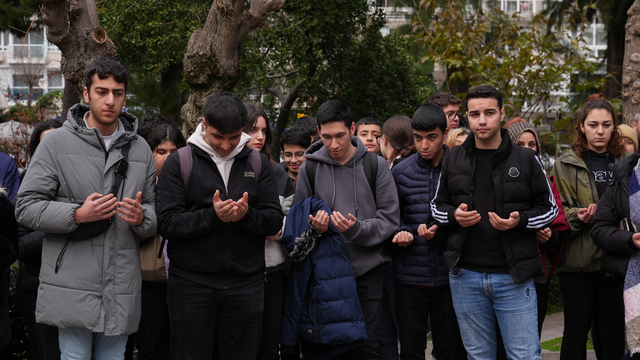Denizli'deki kazada ölen öğretmen ve öğrenci İzmir'de defnedildi