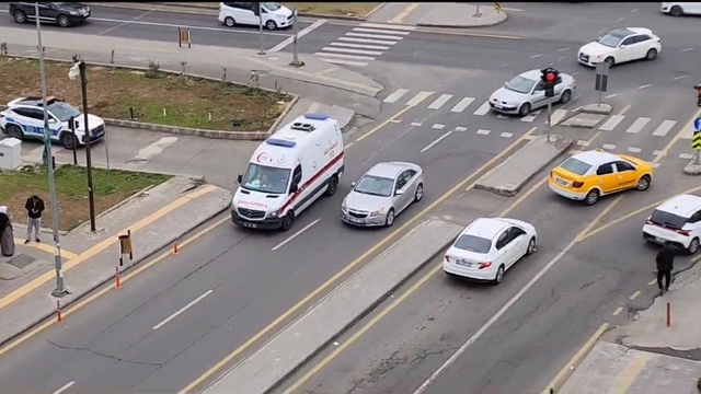 Darbettiği eşini hastaneye götüren ambulansı takip edip, durdurmak istedi; o anlar kamerada