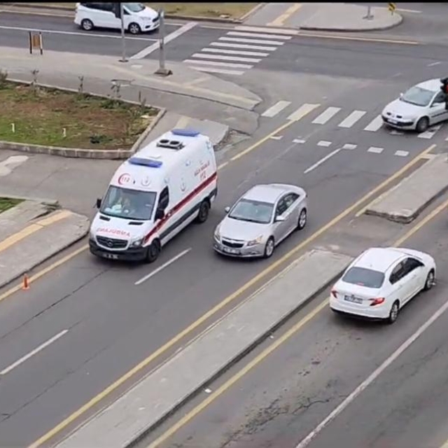 Darbettiği eşini hastaneye götüren ambulansı takip edip, durdurmak istedi;...