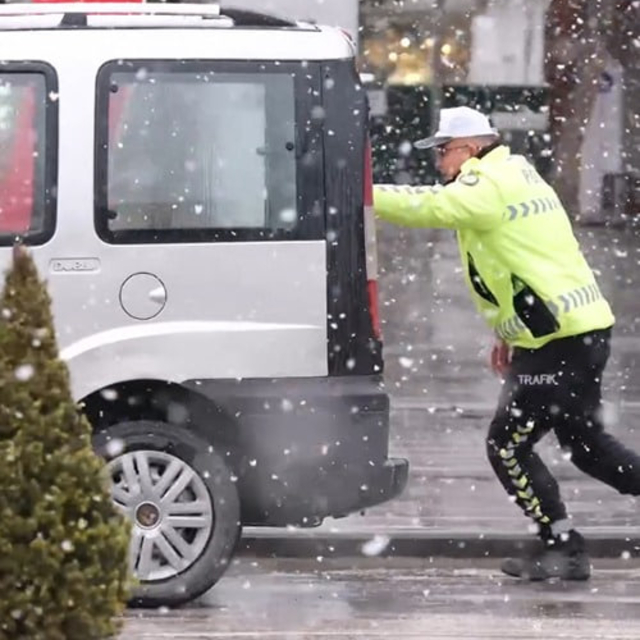 Aracı yol ortasında arıza yapan sürücünün yardımına polis ekipleri yetişti