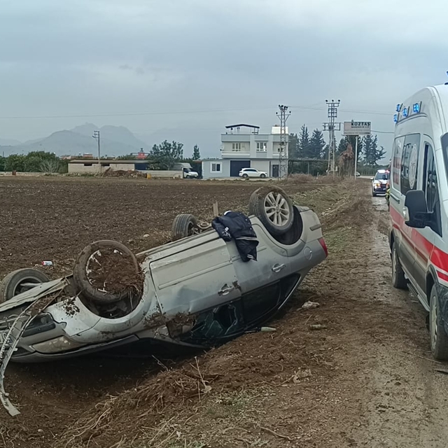 Adana'da tarlaya devrilen otomobilin sürücüsü yaralandı