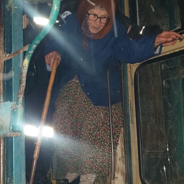 Amasya'da kar nedeniyle yaylada mahsur kalan yaşlı kadın kurtarıldı