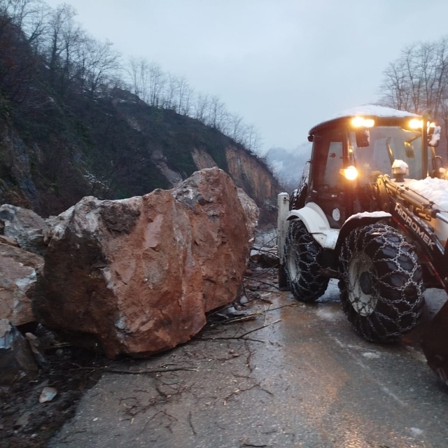 Ordu'da heyelan nedeniyle kapanan yol kontrollü olarak ulaşıma açıldı