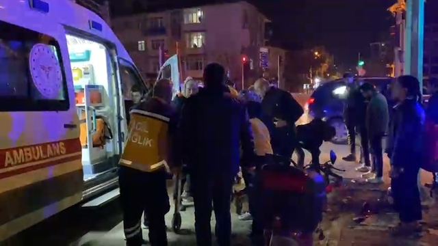 Elazığ'da motosiklet, aydınlatma direğine çarptı: 2 yaralı