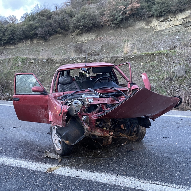 Sakarya'da iki otomobilin çarpıştığı kazada 4 kişi yaralandı