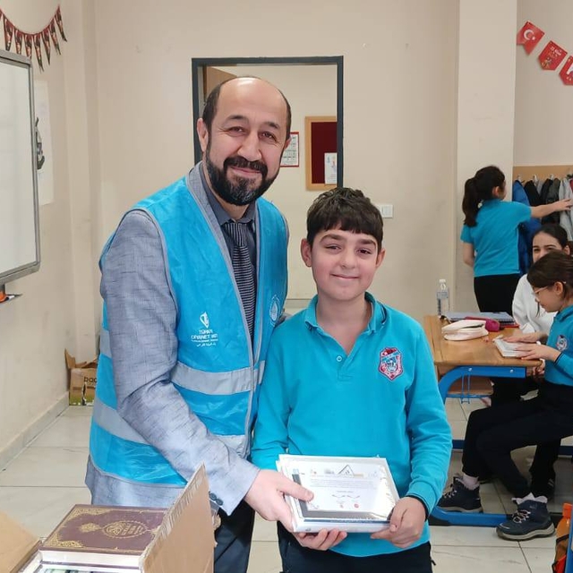 Cide ilçesinde öğrencilere Kur'an-ı Kerim hediye edildi