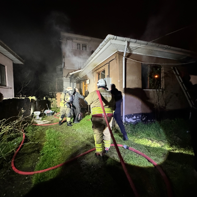 Düzce'de çıkan yangında tek katlı ev kullanılamaz hale geldi