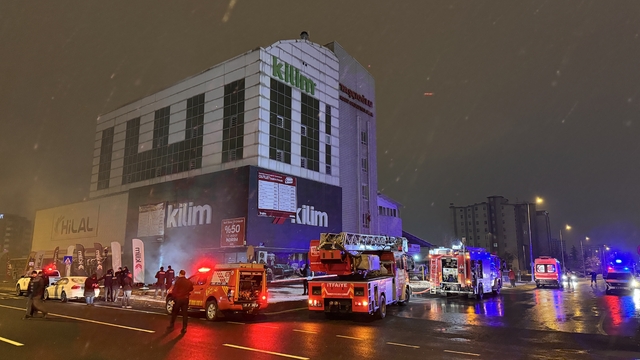 Kayseri'de mobilya mağazasının deposunda çıkan yangın söndürüldü