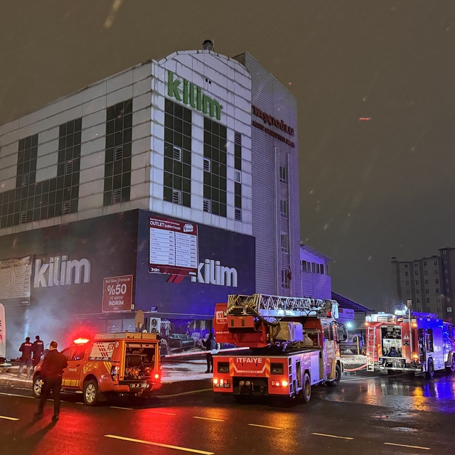 Kayseri'de mobilya mağazasının deposunda çıkan yangın söndürüldü