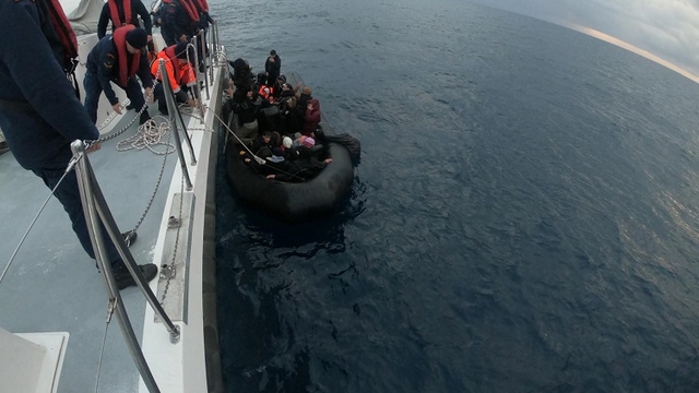 İzmir açıklarında 35 düzensiz göçmen kurtarıldı