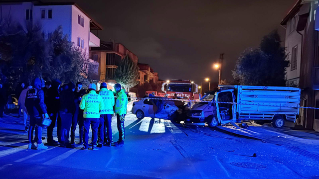 Denizli'de kamyonet ile otomobilin çarpışması kamerada: 1 ölü, 4 yaralı