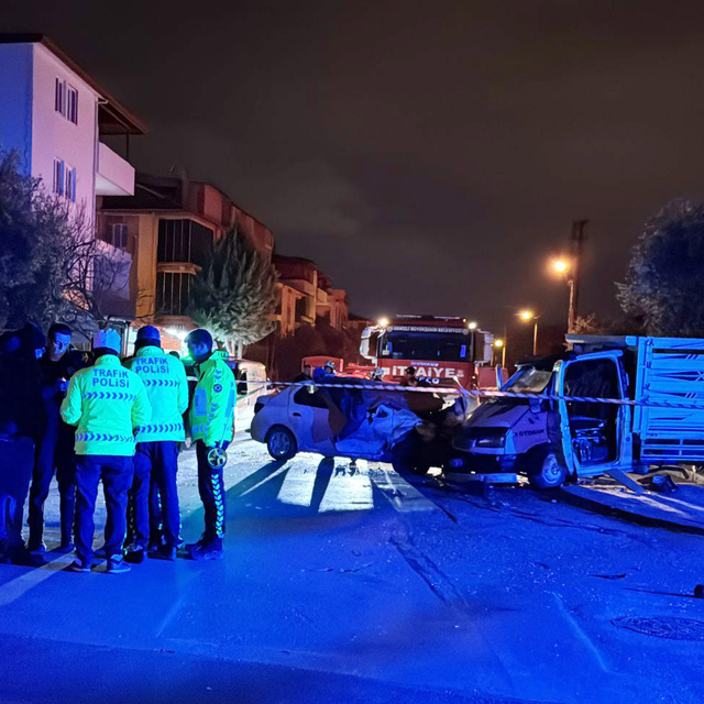 Denizli'de kamyonet ile otomobilin çarpışması kamerada: 1 ölü, 4 yaralı