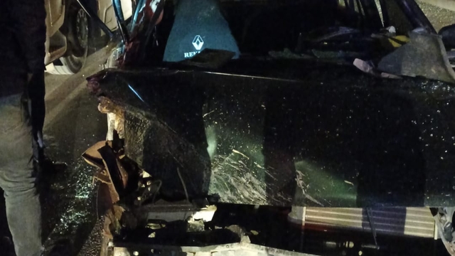 Mersin'de park halindeki tıra çarpan otomobildeki 1 kişi yaralandı