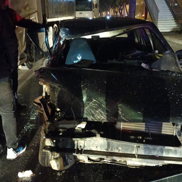 Mersin'de park halindeki tıra çarpan otomobildeki 1 kişi yaralandı