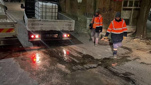 Kırklareli Belediyesi buzlanmaya karşı çalışmalarını sürdürüyor