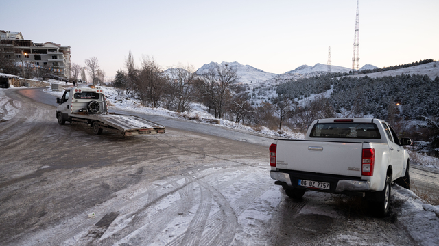 Başkentte buzlanma günlük yaşamı etkiliyor