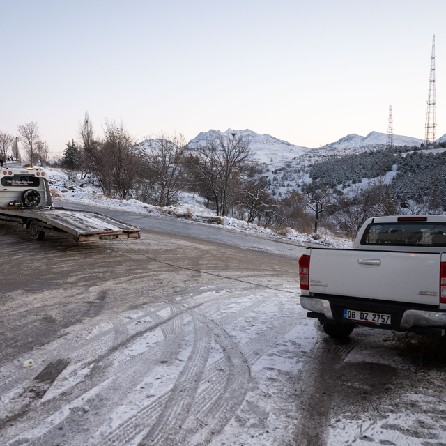 Başkentte buzlanma günlük yaşamı etkiliyor