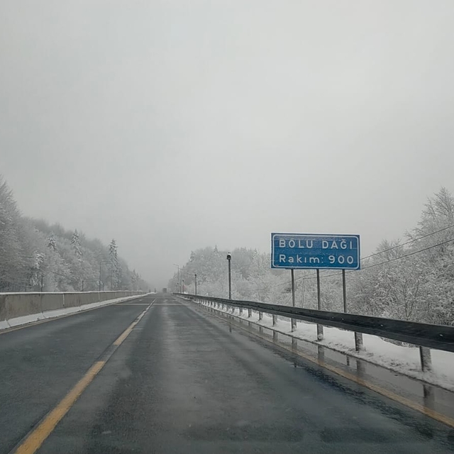 Bolu Dağı'nda kar etkili oluyor