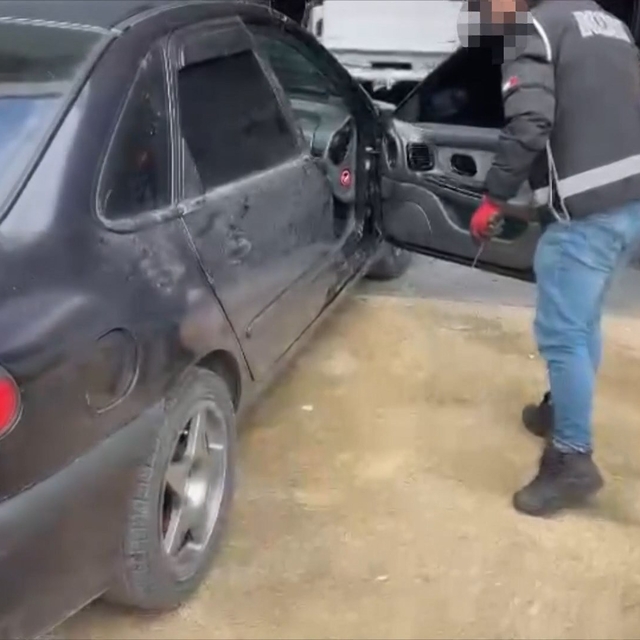 Otomobilde 19 ruhsatsız tabanca ele geçirildi
