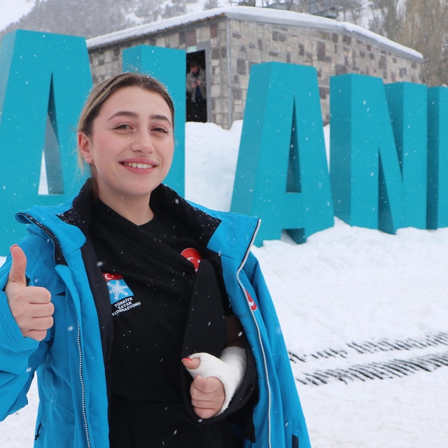 Türkiye'nin ilk ve tek kadın downhill skiing sporcusu Duru: İtalya'da kırık...
