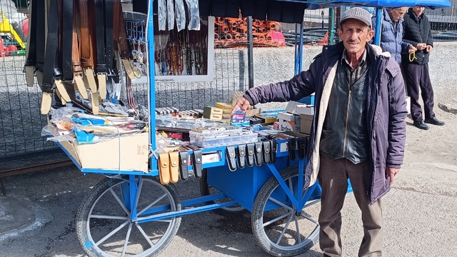 Seyyar tezgahında 40 yıldır çakmak tamir ediyor