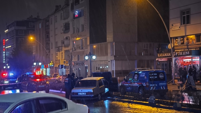 Kaza sonrası polis aracına alınan alkollü sürücü, sakladığı tabancasıyla intihara kalkıştı