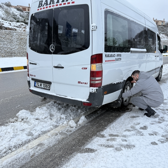 Bartın'da kar yağışı nedeniyle 12 köy yolu ulaşıma kapandı