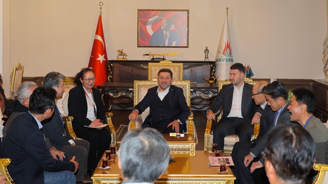 Japon iş insanları Nevşehir Belediyesini ziyaret etti