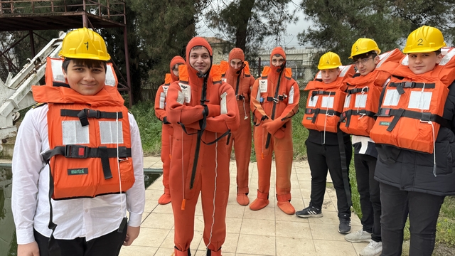 Vücut sıcaklığını koruyan 'İmmersion süit' ile denizde canlı kalma eğitimi alıyorlar