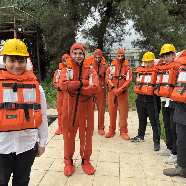 Vücut sıcaklığını koruyan 'İmmersion süit' ile denizde canlı kalma eğitimi...