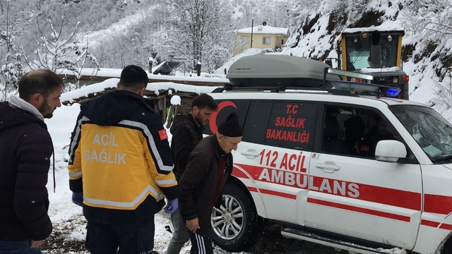 Tokat'ta yolu kardan kapanan köydeki hasta, ekiplerin çalışmasıyla hastaneye ulaştırıldı