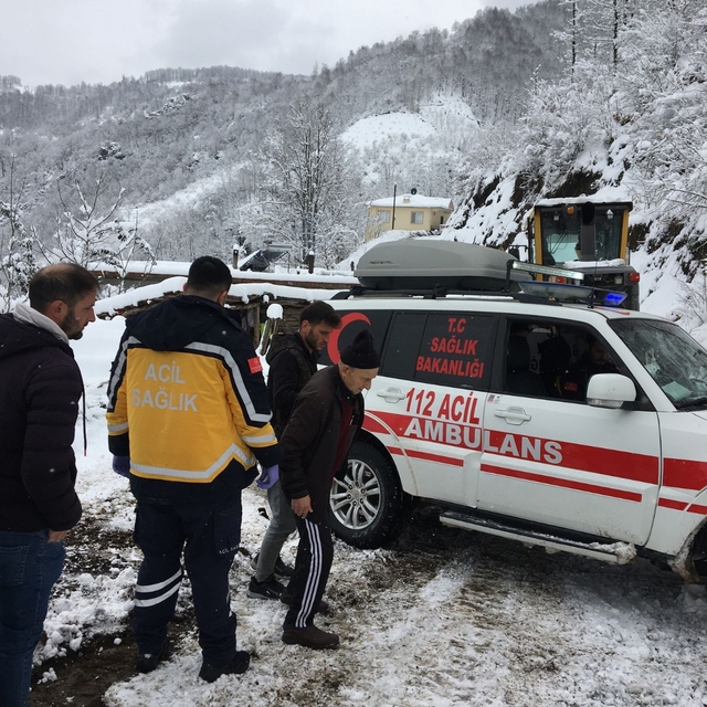 Tokat'ta yolu kardan kapanan köydeki hasta, ekiplerin çalışmasıyla hastaney...