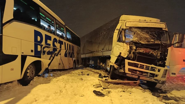 Bitlis'te yolcu otobüsü ile TIR çarpıştı; 2 yaralı