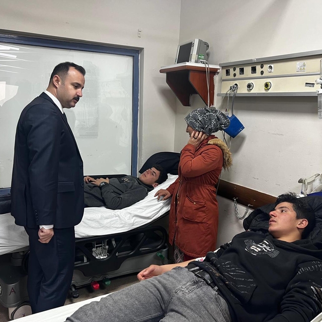 Minibüs, şarampole yuvarlandı; 5'i öğrenci, 6 yaralı