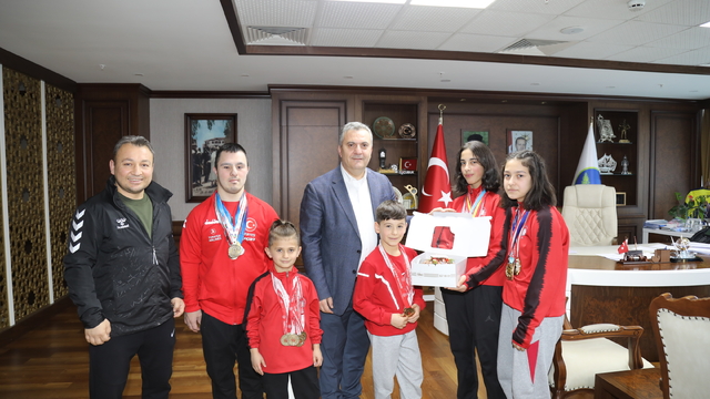 Çubuk Belediye Başkanı Demirbaş'ın doğum günü kutlandı