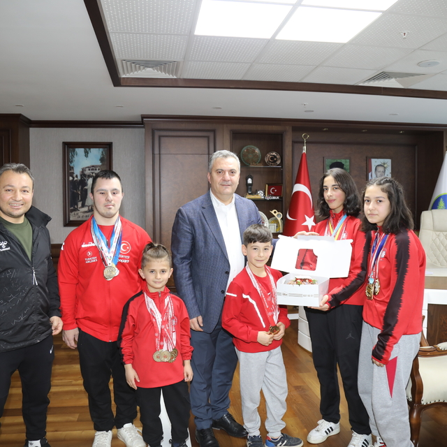 Çubuk Belediye Başkanı Demirbaş'ın doğum günü kutlandı