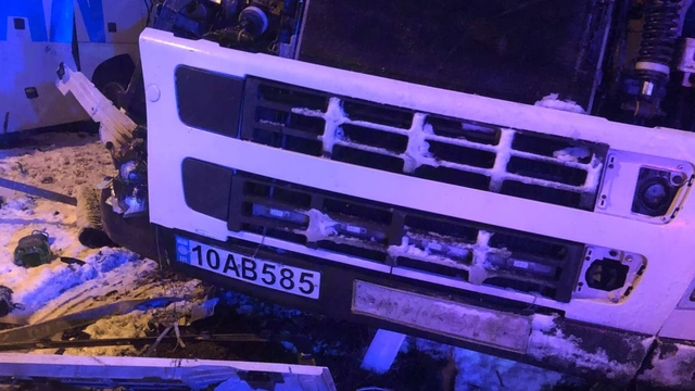 Bitlis'te tırla otobüsün çarpıştığı kazada 2 kişi yaralandı