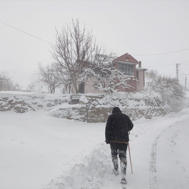 Karlıova'da kar kalınlığı 60 santimi buldu; 38 köy yolu ulaşıma kapandı