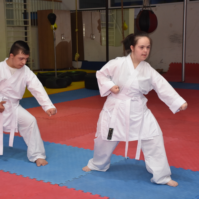 Karateye başlayan Down sendromlu Buse ve Muhammed'in gelişimlerinden ailele...