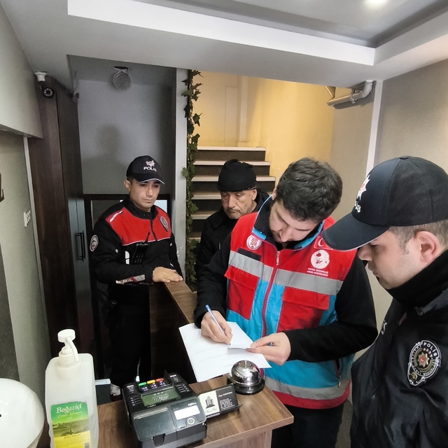 Kışın sokakta yaşayan kimsesizlerin barınma ve temel ihtiyaçları karşılanıy...