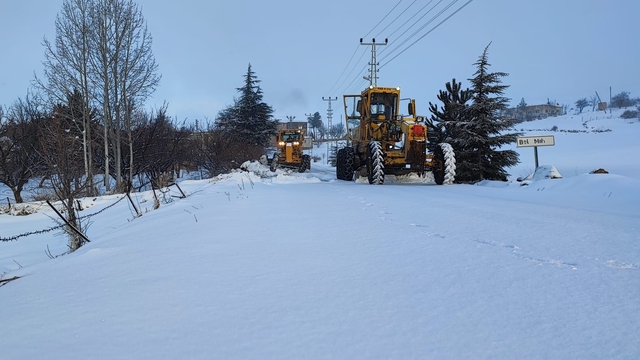 Kayseri'de kardan kapanan kırsaldaki 61 mahalle yolu ulaşıma açıldı