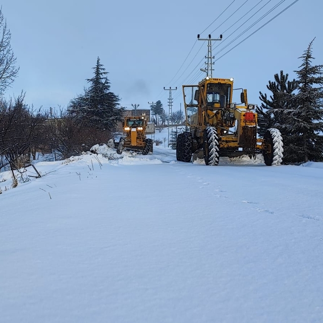 Kayseri'de kardan kapanan kırsaldaki 61 mahalle yolu ulaşıma açıldı