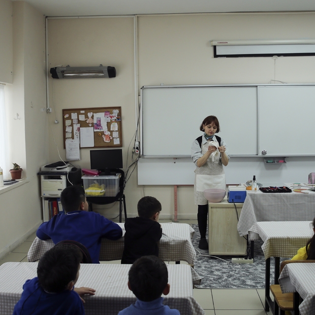 İlkokul öğretmeni öğrendiği vitray sanatını köydeki öğrencilerine tanıttı