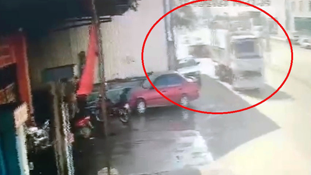 Kamyonun açılan kasa kapağının 3 çocuğu yaraladığı anlar kamerada