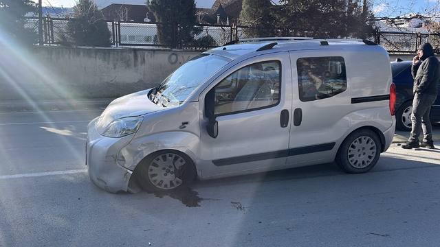 Burdur'da sürücüsü kalp krizi geçiren hafif ticari araç 3 otomobile çarptı