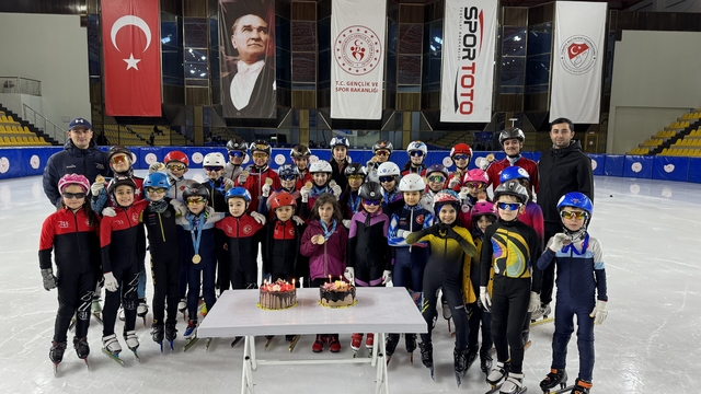 Kocaelili short track sporcuları başarılarını buz üstünde pasta keserek kutladı