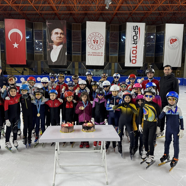 Kocaelili short track sporcuları başarılarını buz üstünde pasta keserek kut...