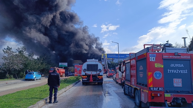 Bursa'da otomotiv yağ bayisinde yangın (3)