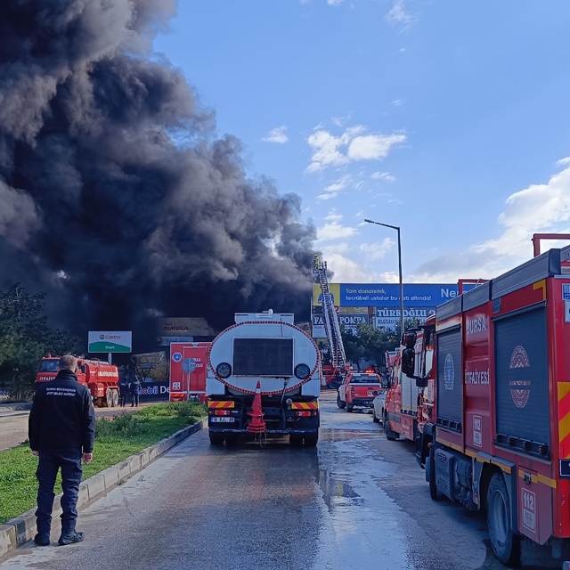Bursa'da otomotiv yağ bayisinde yangın (3)